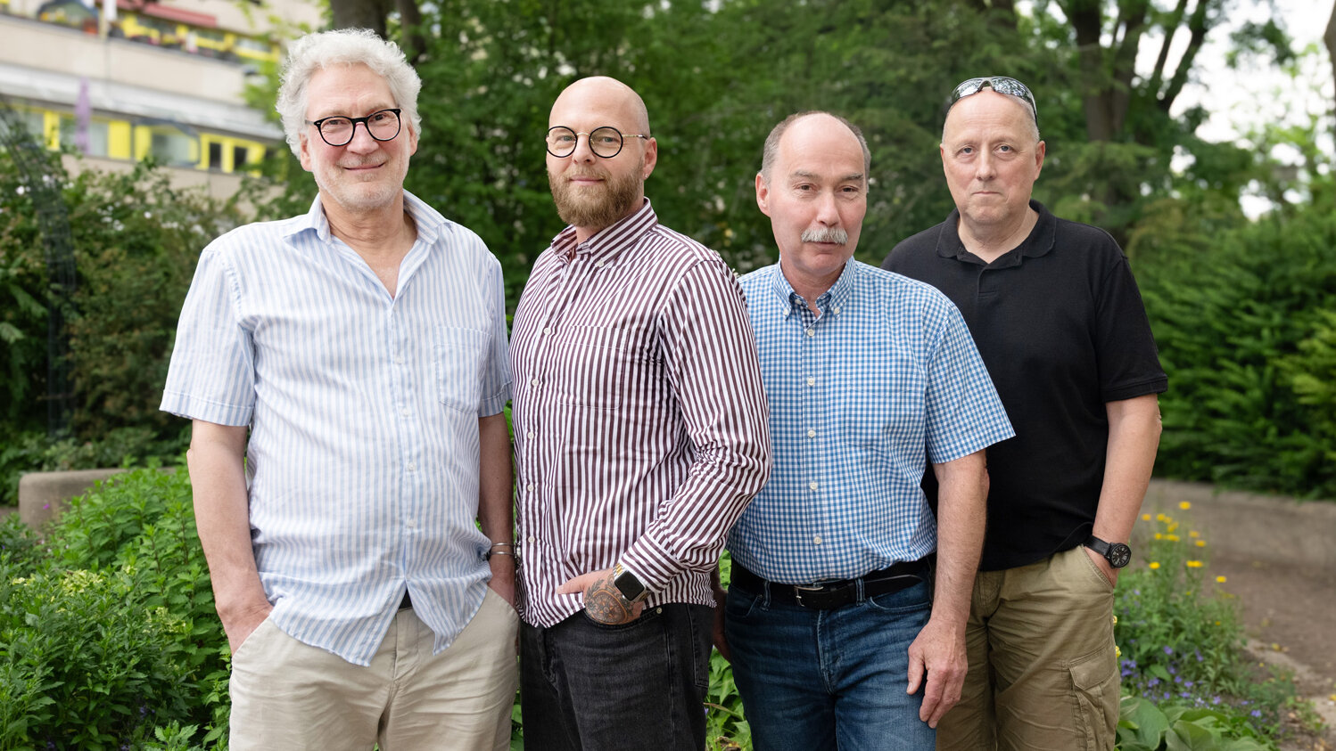 Gruppenbild des Mieterbeirates Schlangenbader Straße im Freien. Vier Männer schauen freundlich in die Kamera.