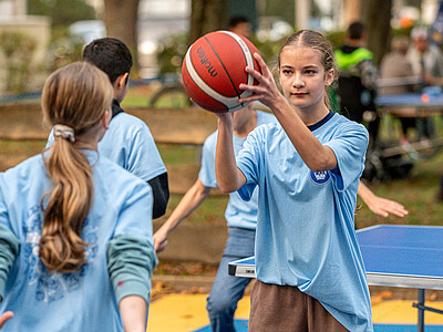 Zwei Mädchen beim Basketball spielen