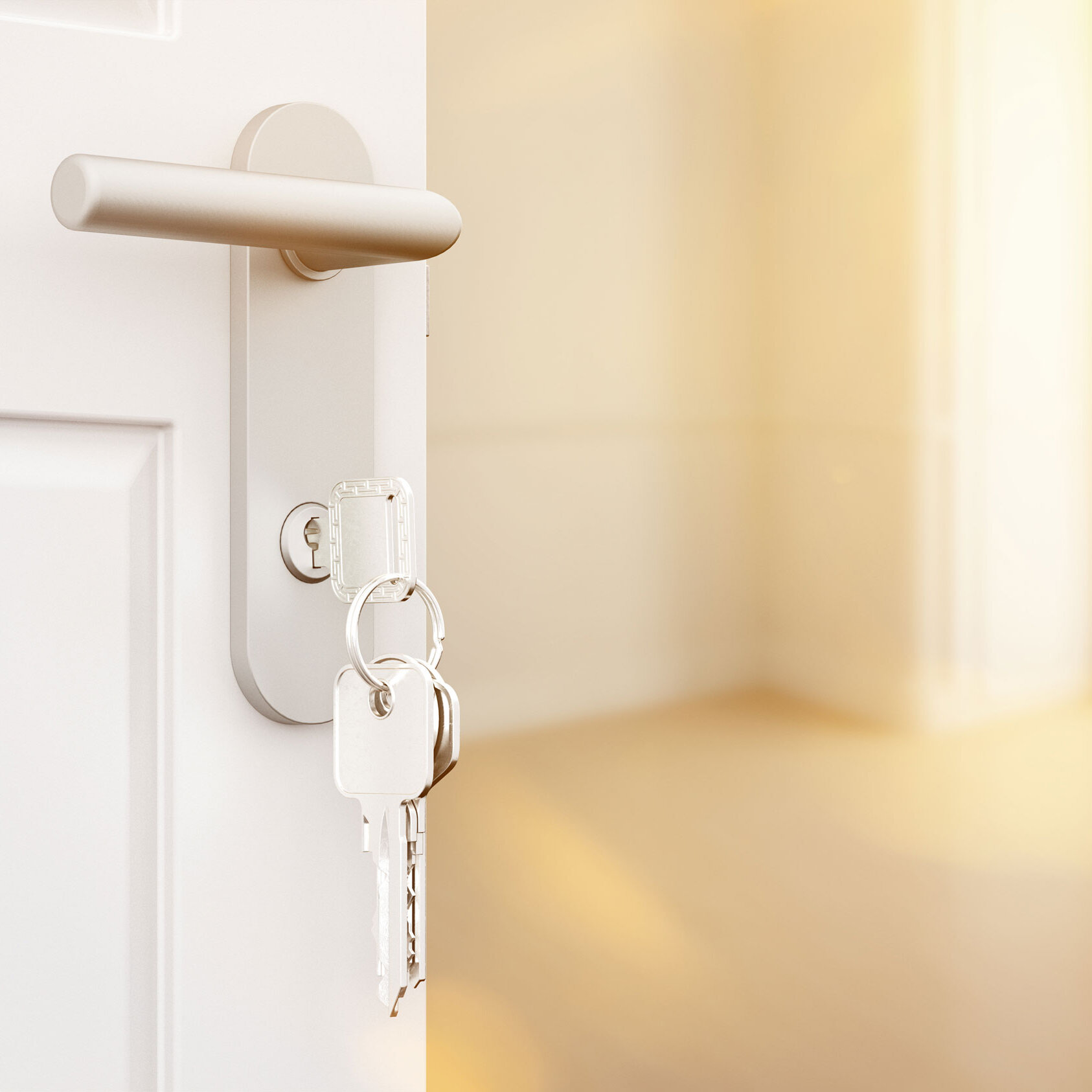 Wohnungstür mit eingestecktem Schlüssel im Schloss. Im Hintergrund ist ein leerer, heller Raum mit Fenster zu sehen.