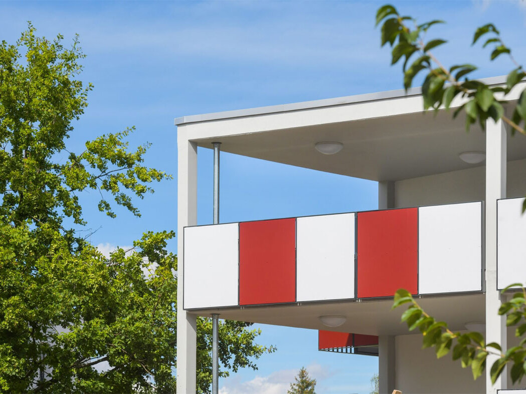 Außenansicht degewo-Neubau Schönefelder Chaussee 26 bis 38 Wegedornstraße 119 bis 123: Balkone und Bäume.