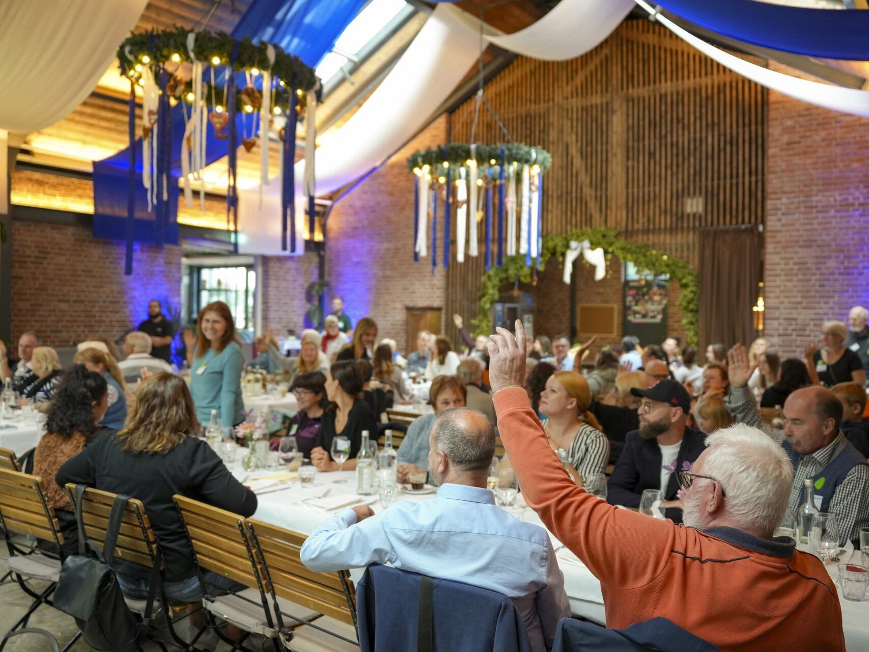 Ein Blick in die Runde. Die Gäste hören einem Vortrag zu und melden sich, um Fragen zu stellen.