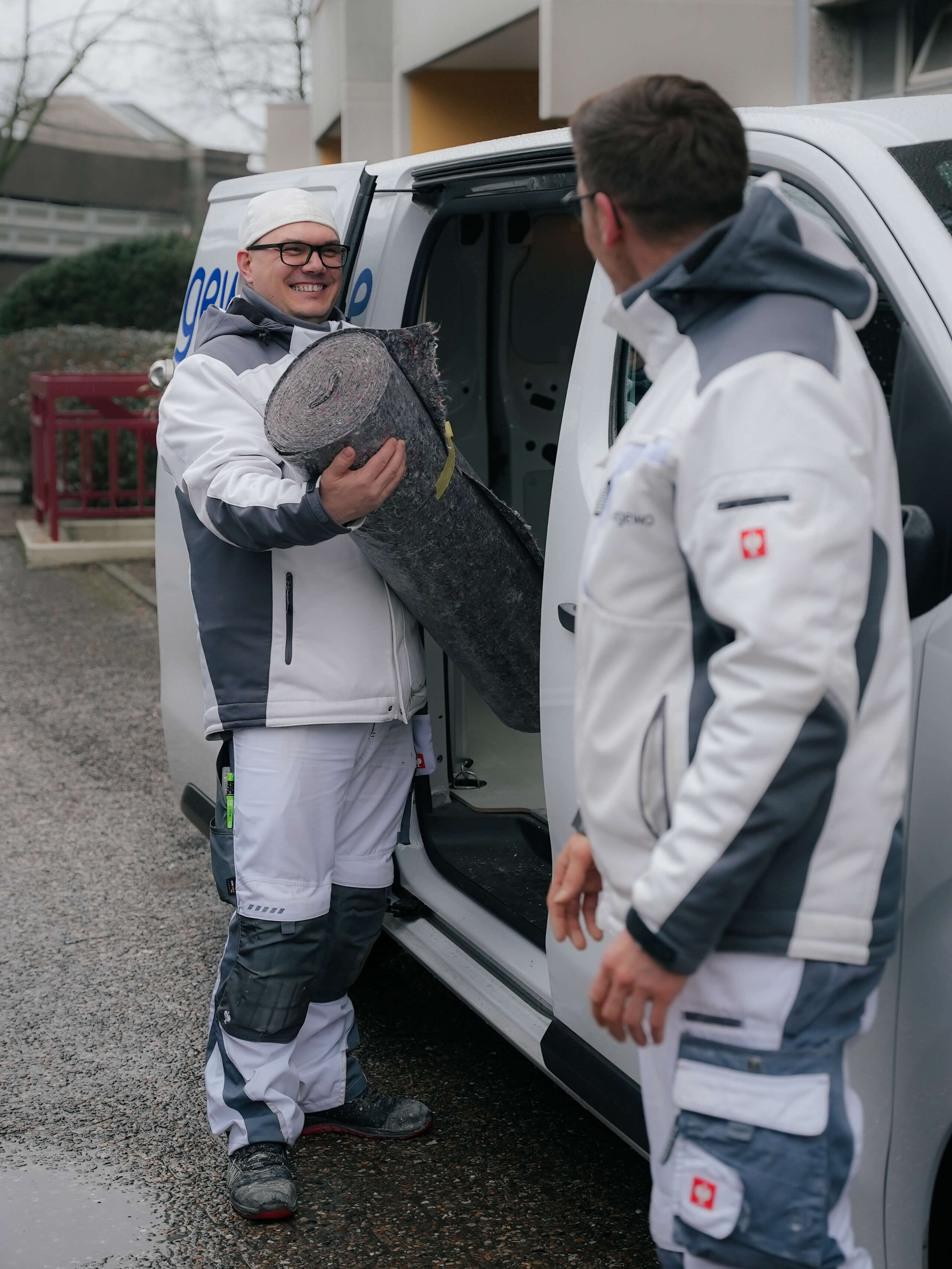 Maler und Lackierer beim Beladen des Einsatzfahrzeuges
