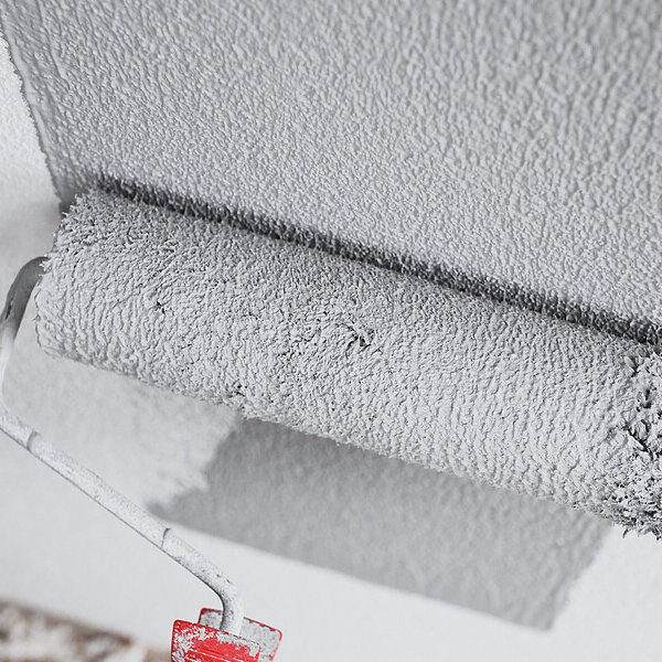 Hände eines Malers bei der Arbeit