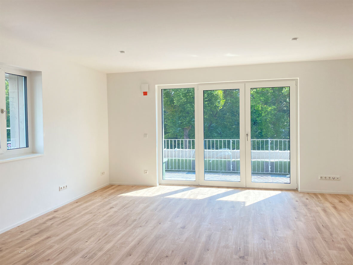 Innenansicht Wohnraum mit Fensterfront degewo Neubau Salvador-Allende-Strasse