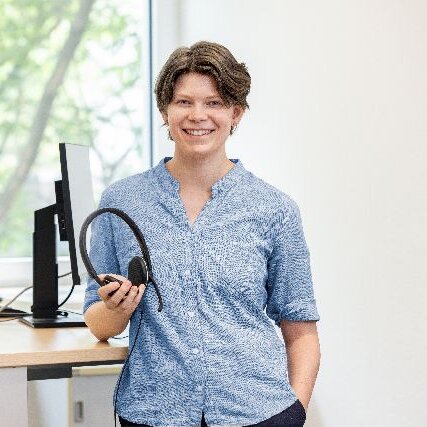 IT Expertin Britta mit Headset