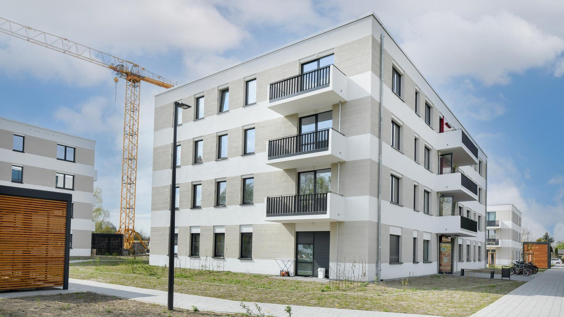 Eckansicht Gebäude Bohnsdorfer Weg mit Balkonen