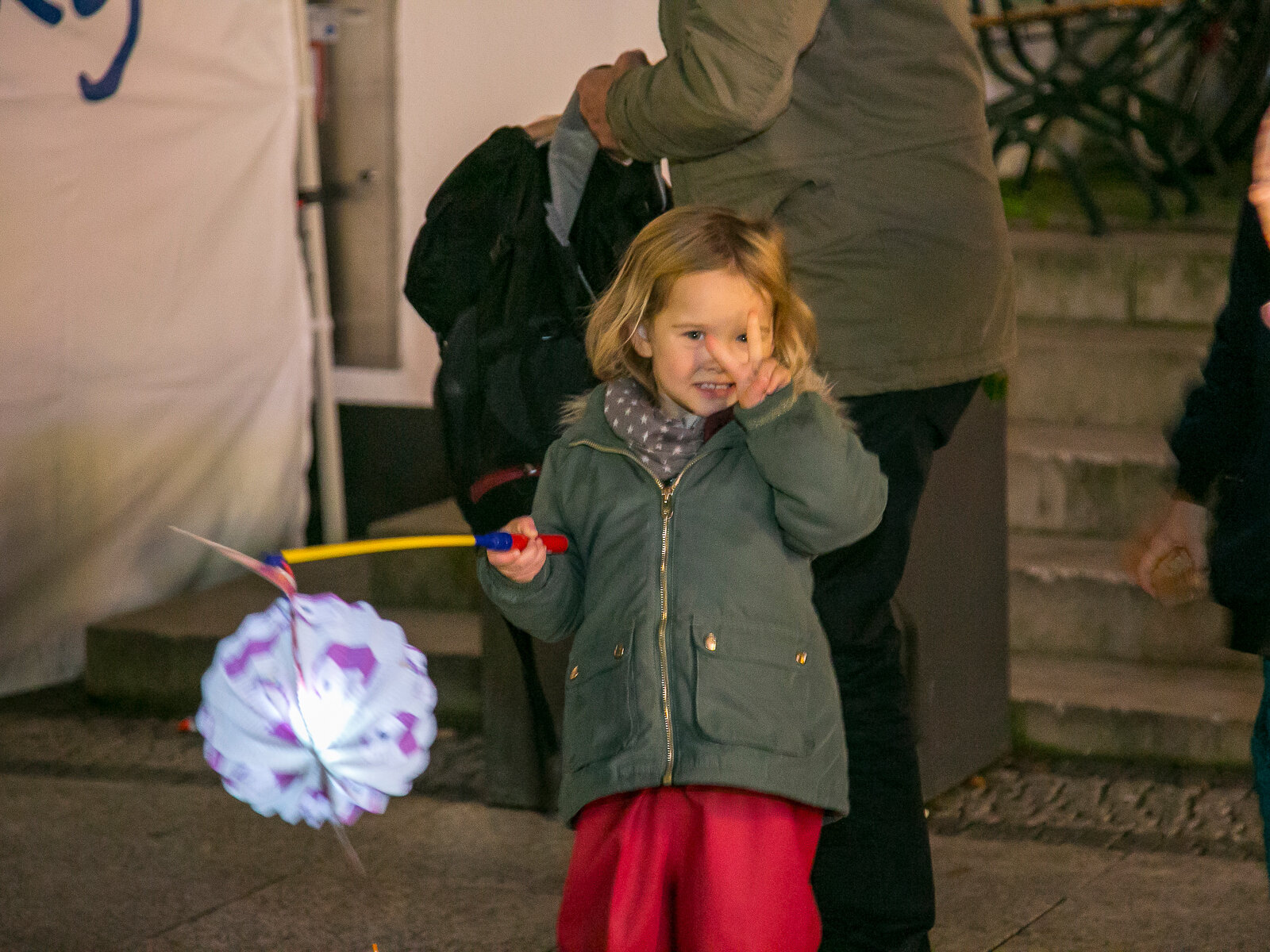 Ein Mädchen mit einer violetten Laterne