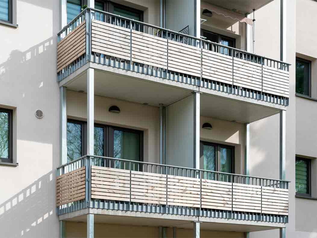 Außenansicht degewo-Neubau Färberstraße 19B: Fassade mit Balkonen.