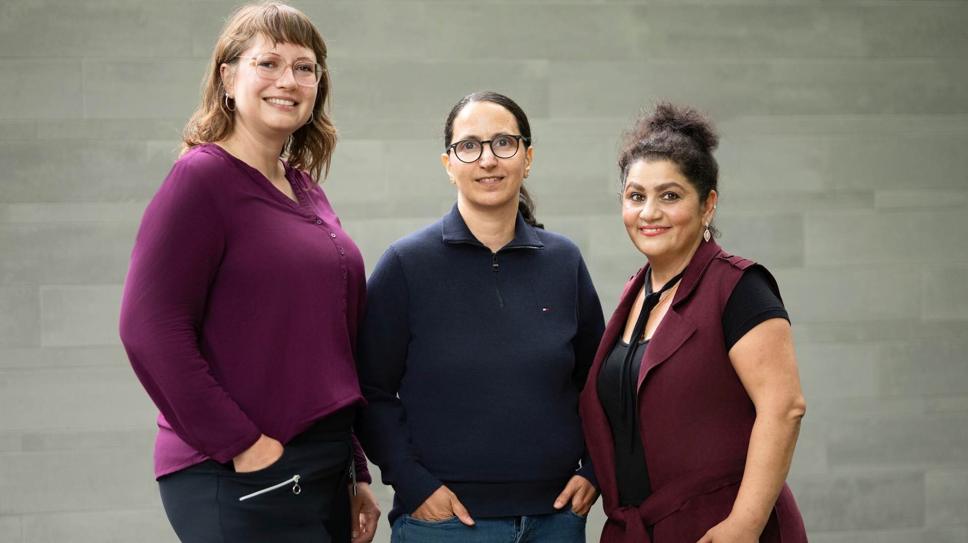 Gruppenaufnahme des Mieterbeirates Tiergarten. Drei Frauen schauen freundlich in die Kamera. Sie stehen vor einer grauen Wand.