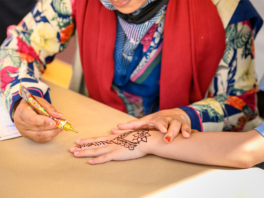Hände mit Stift beim Malen