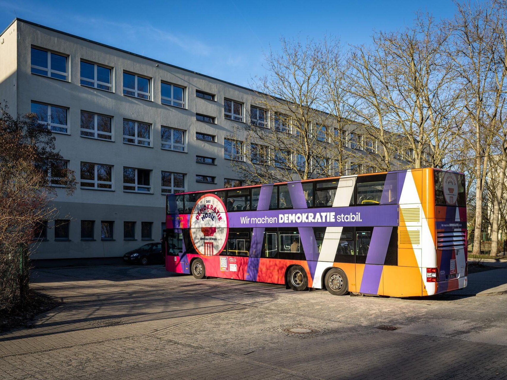 Das Demokratie-Mobil steht vor der Mercana Gemeinschaftsschule in Berlin Marzahn-