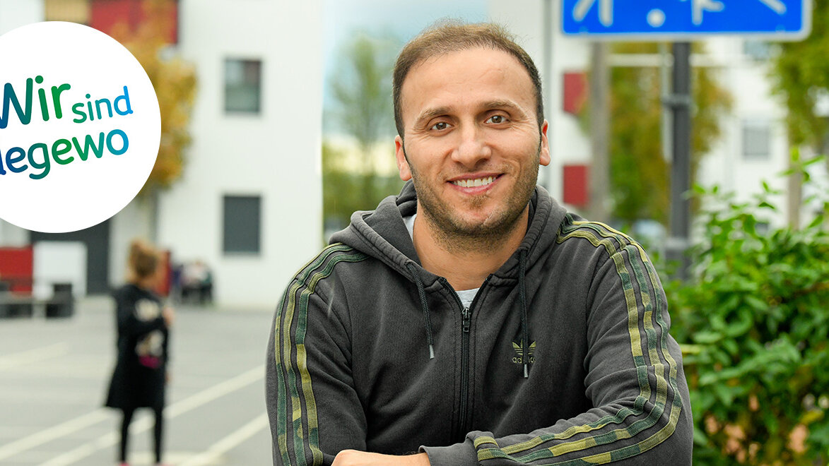 Ein Mann steht vor Häusern