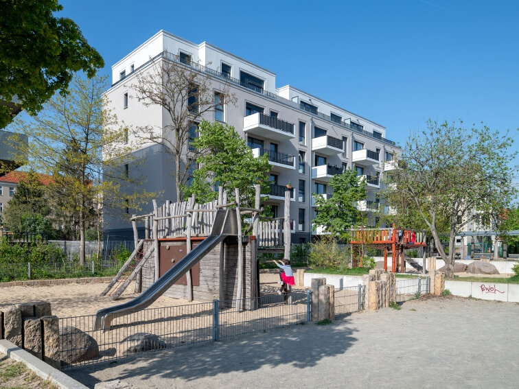 Außenansicht degewo-Neubau Bendastra0e 11 C mit Spielplatz im Vordergrund.