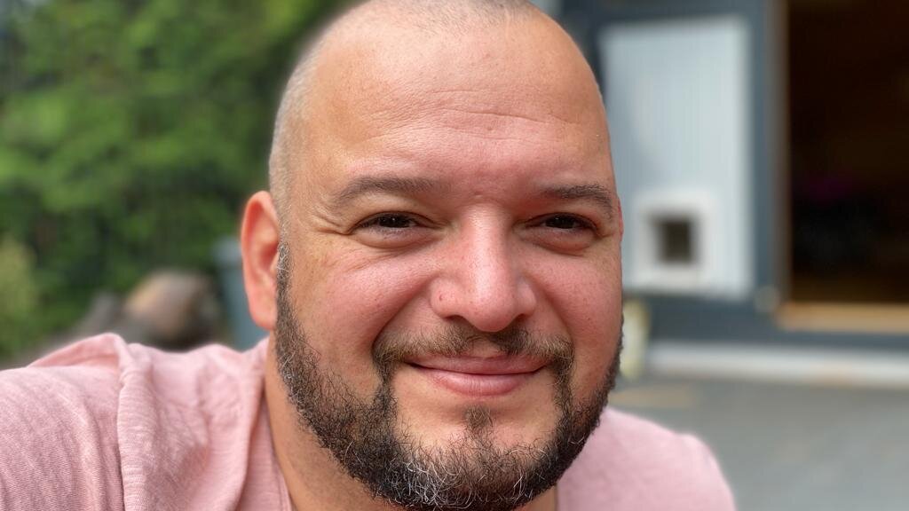Ricardo le Vrang, Feedbackmanager bei degewo, lächelt in die Kamera.