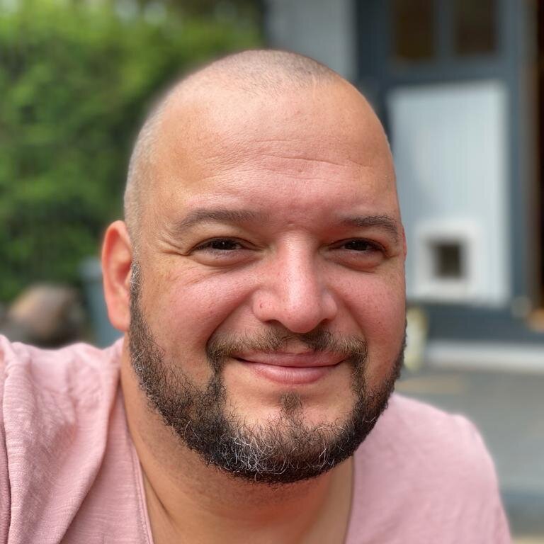 Ricardo le Vrang, Feedbackmanager bei degewo, lächelt in die Kamera.