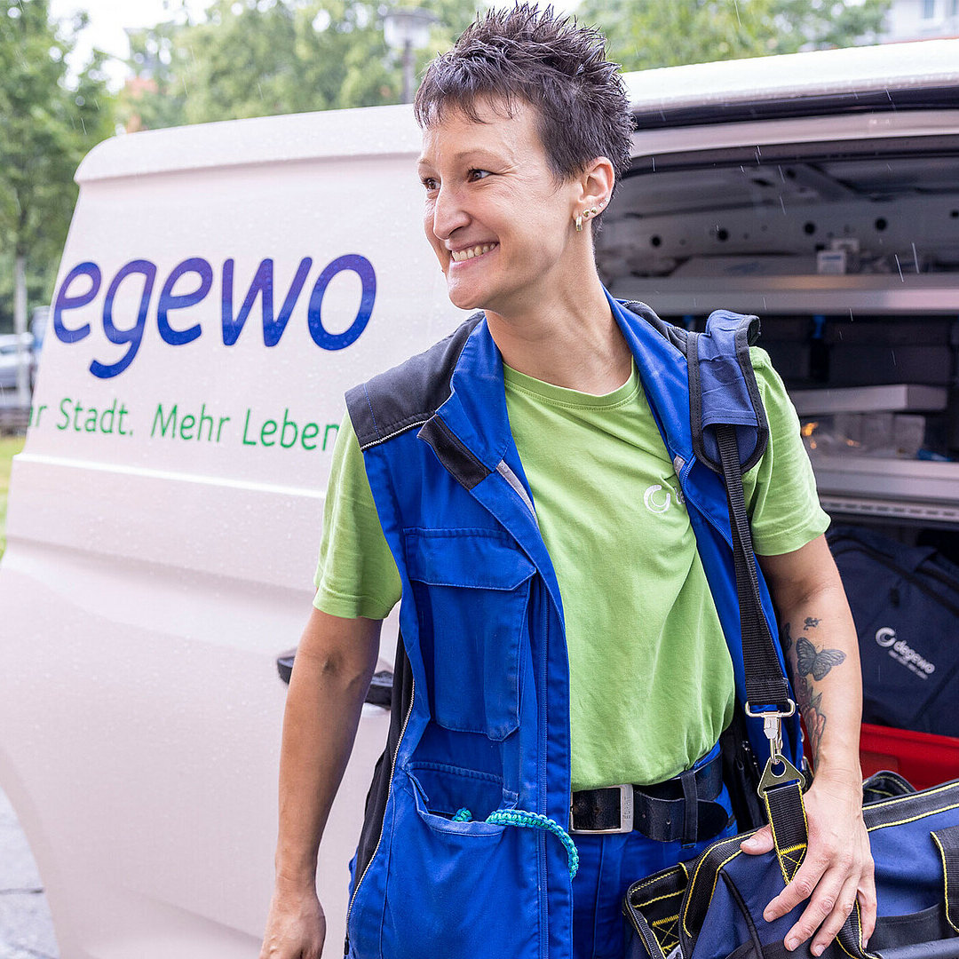 Hausmeisterin vor degewo Transporter