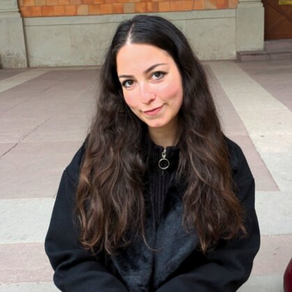 Portrait von Nursena Ebru Erdem. Eine junge Frau mit langen, dunklen Haaren.