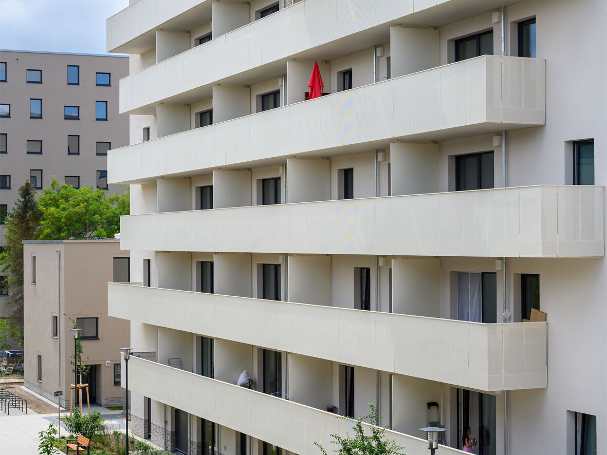 Außenansicht Fassade degewo-Neubau Karl-Holtz-Straße 2 bis 8.