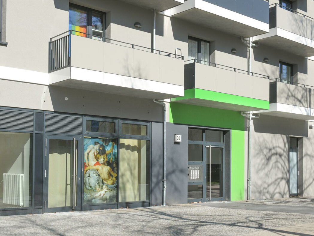 Außenansicht degewo-Neubau Mehrower Allee 30: Eingangsbereich.