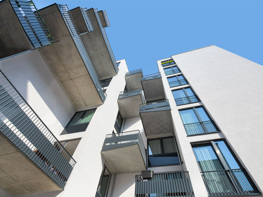 Außenansicht degewo-Neubau Lützowstraße 7: Blick von unten auf Fassade mit Balkonen.