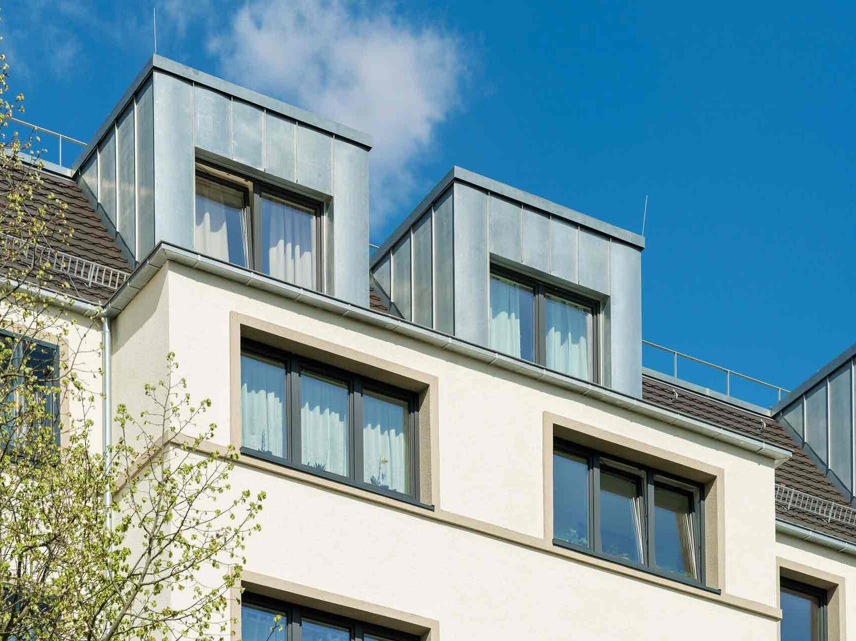 degewo Neubau Reichsstraße Vorderansicht Gebäude mit Fenstern