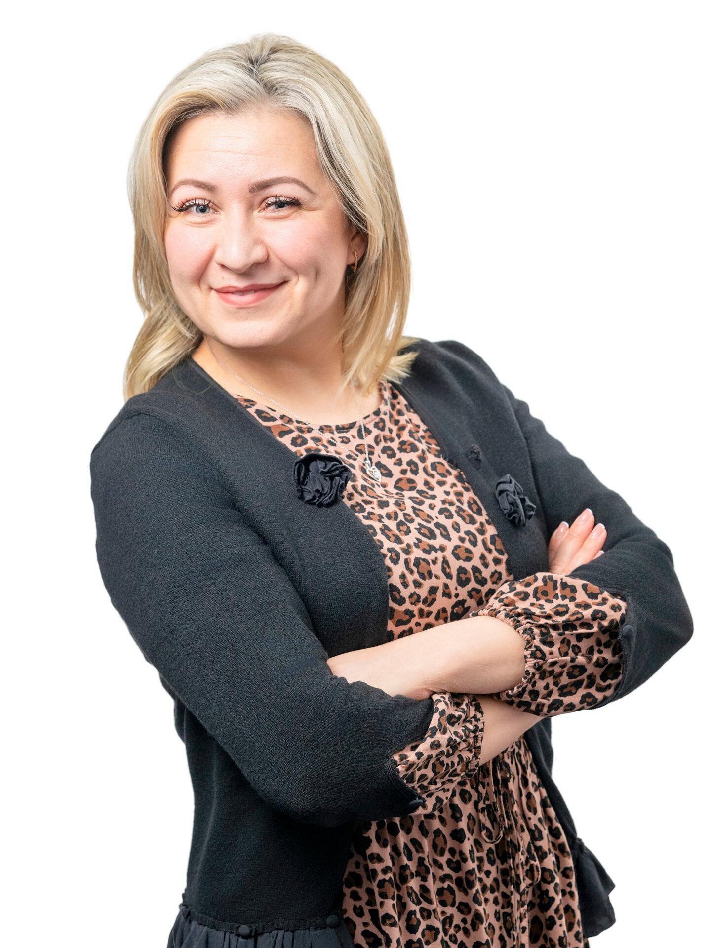 Portrait der Mieterbeirätin Tetiana Rutianska. Sie trägt ein Leopardenshirt und eine schwarze Jacke darüber, hat die Arme vor der Brust verschränkt und lacht in die Kamera.