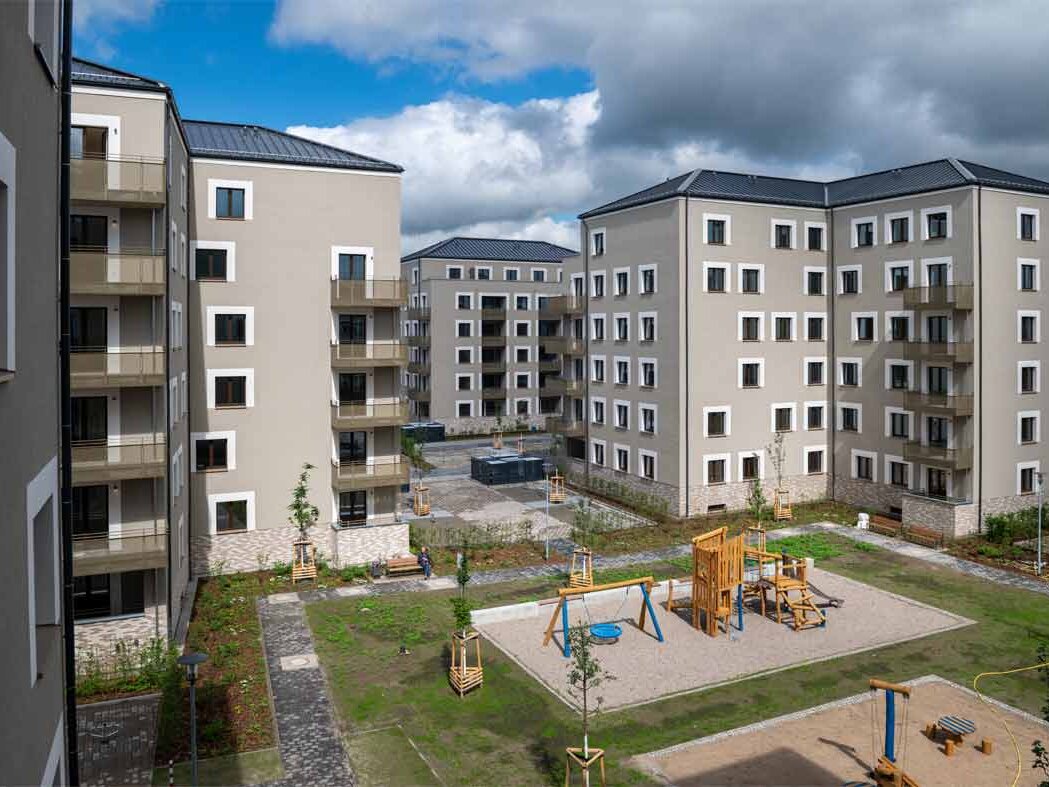 Außenansicht degewo-Neubau Falkenstraße Adlerstraße: Hofseite mit Spielplatz von oben.