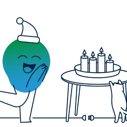 Illustration der degewo-Erklärfigur Kalle. Auf einem Tisch steht ein Adventskranz, im Hintergrund ein Weihnachtsbaum. Kalle trägt eine Weihnachtsmütze.