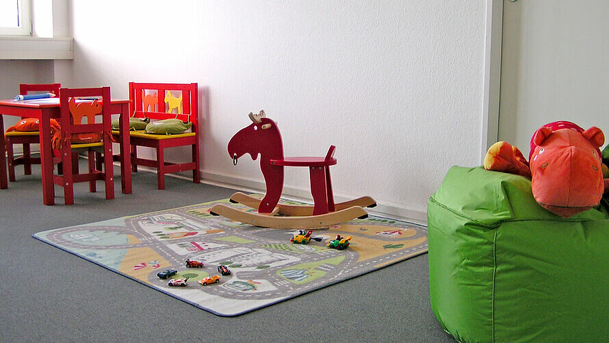 Blick in ein degewo Büro mit Spielwiese für Kinder.