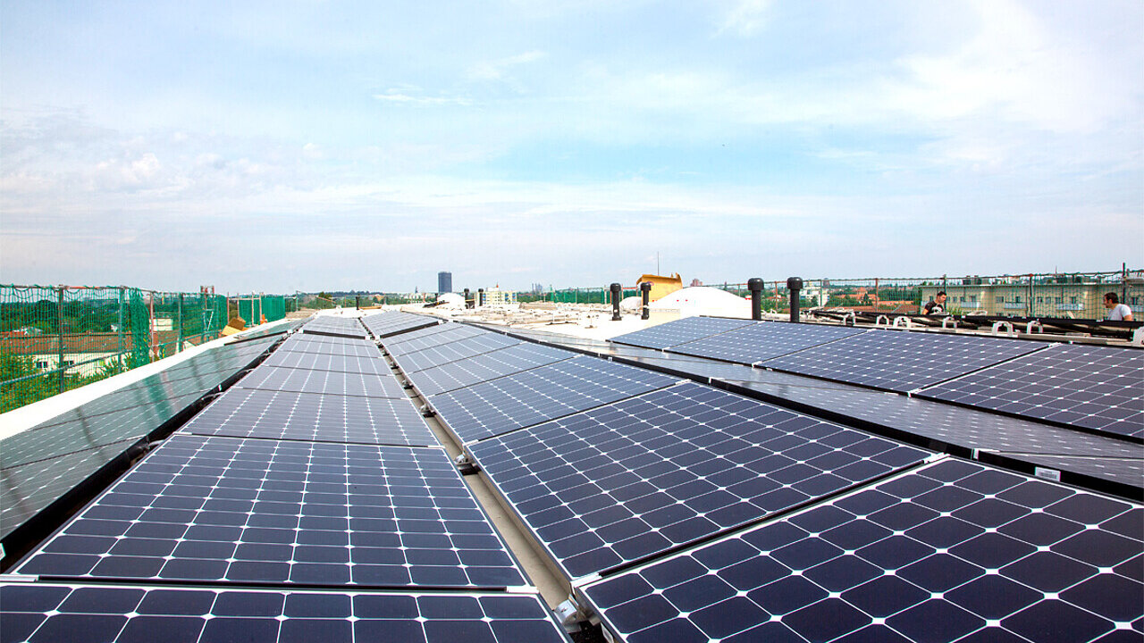 Eine große Fläche mit Solarpaneelen