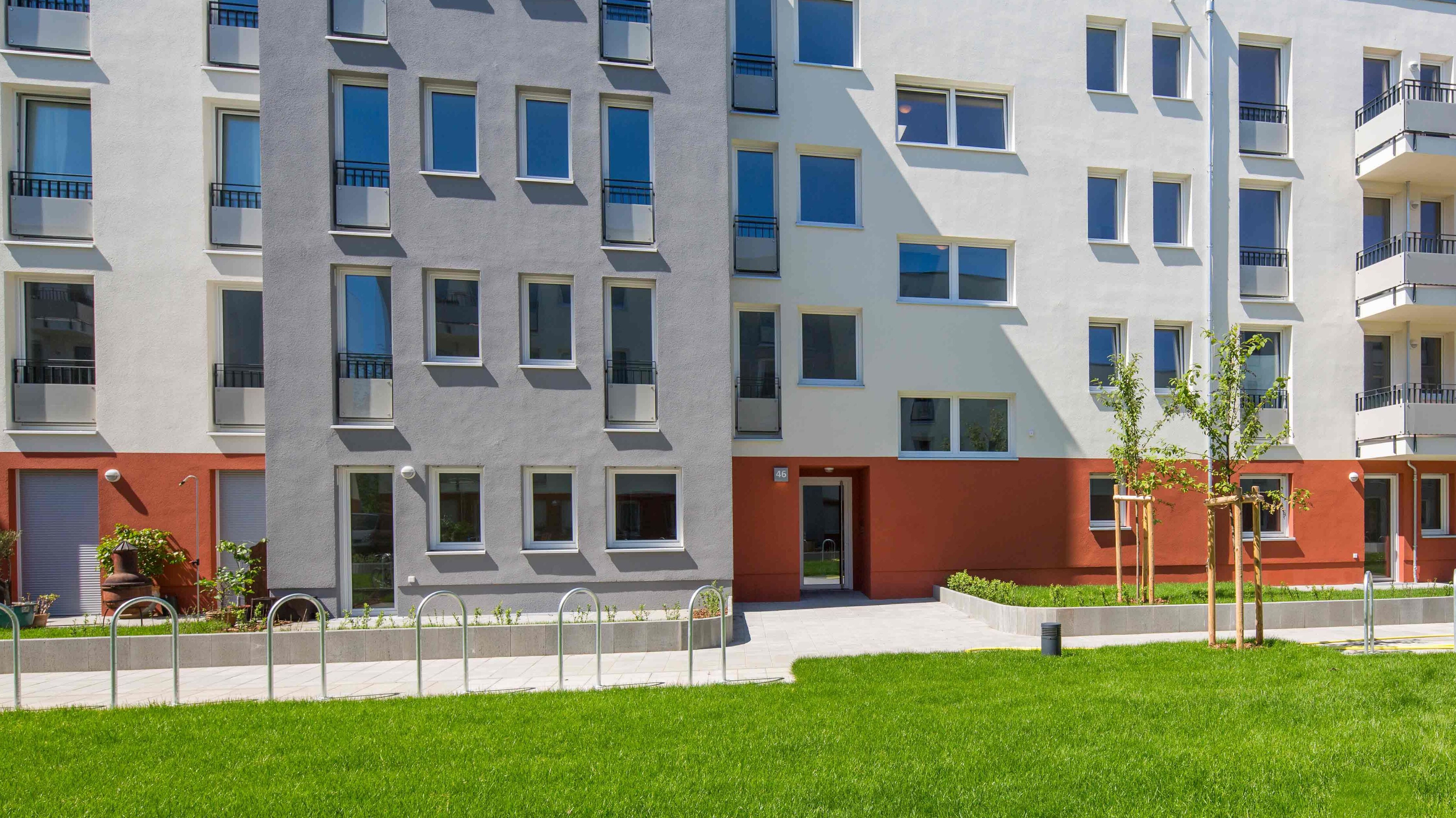 Außenansicht degewo-Neubau Elly-Heuss-Knapp-Straße 46 mit Rasenfläche im Vordergrund.