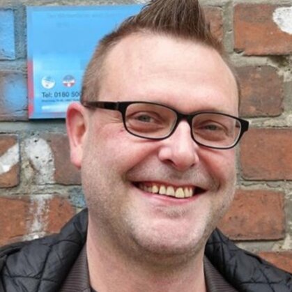 Thorsten Alexander Buhl lacht in die Kamera.