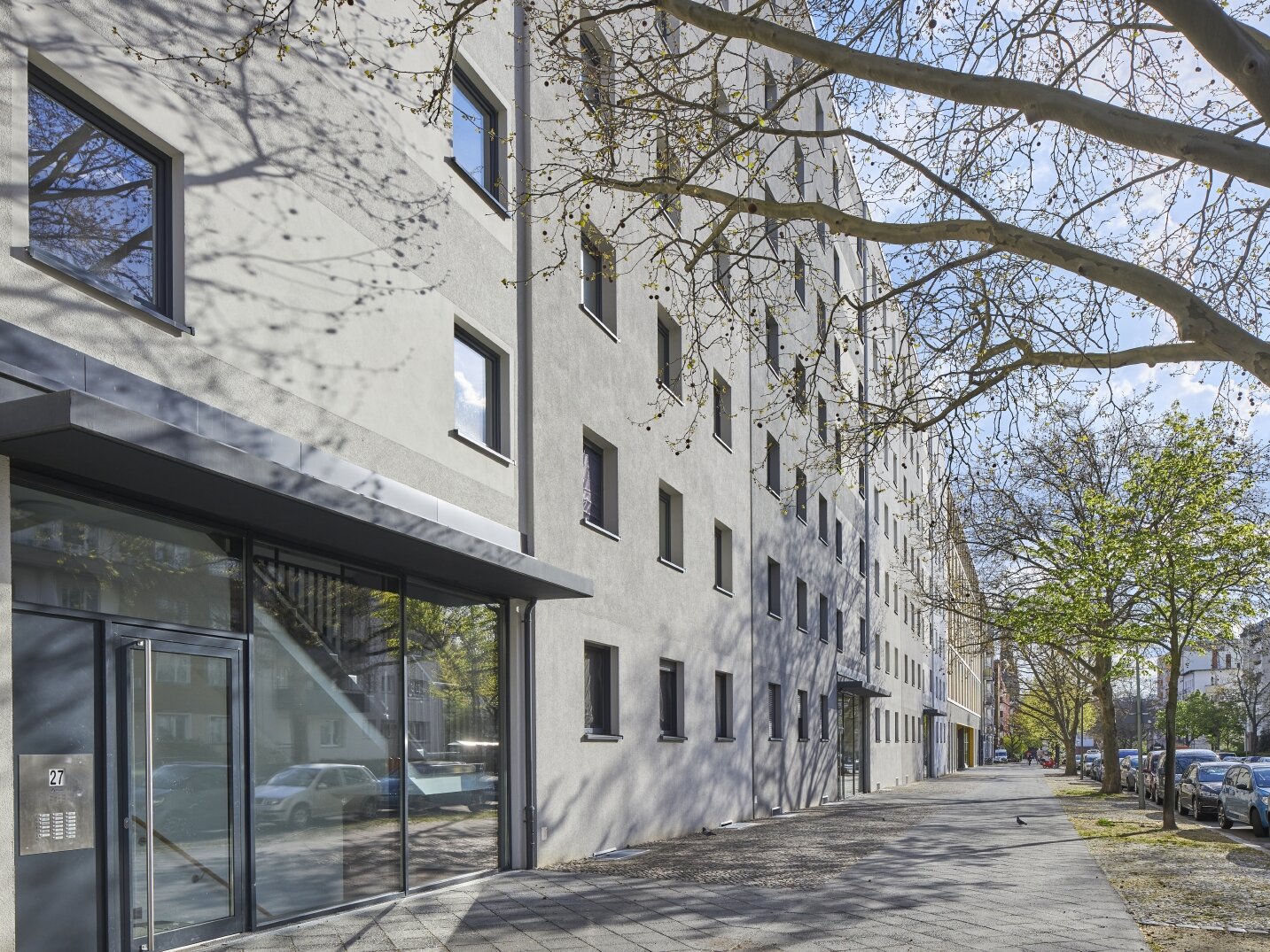Außenansicht degewo-Neubau 27: Eingangsbereich mit Gehweg.