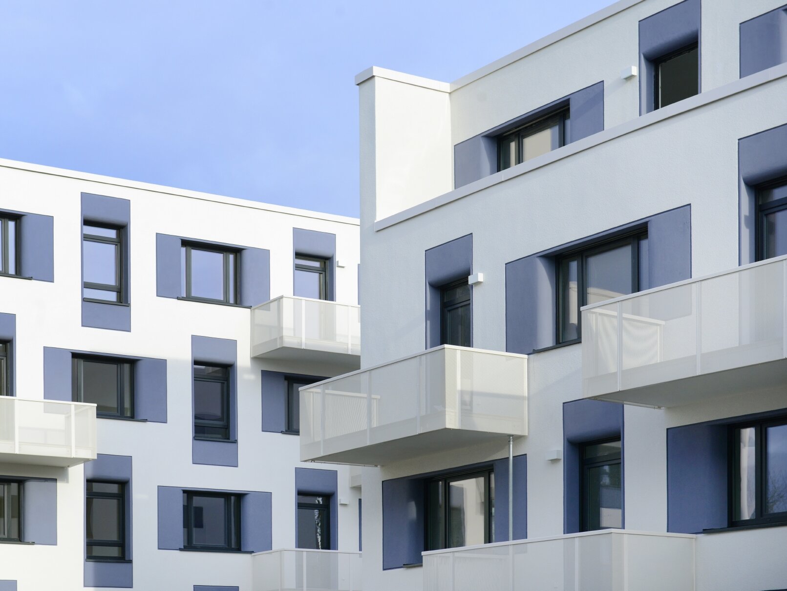 Außenansicht degewo-Neubau Joachimstraße 8 A bis E: Fassaden mit Balkonen.