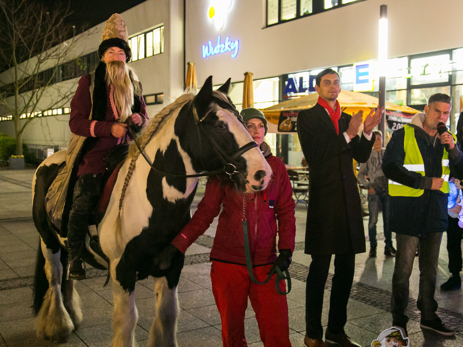 Menschen und ein Pferd