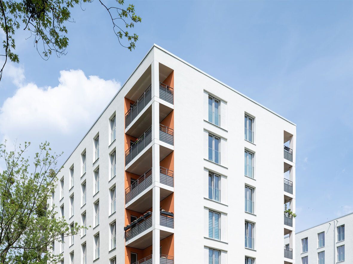 Außenansicht degewo-Neubau Ursulastraße 2 mit Wegen und Rasenflächen im Vordergrund.