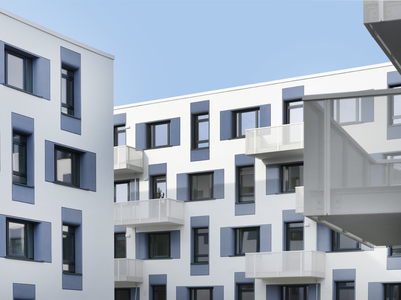Außenansicht degewo-Neubau Joachimstraße 8 A bis E: Fassaden mit Balkon rechts im Vordergrund.