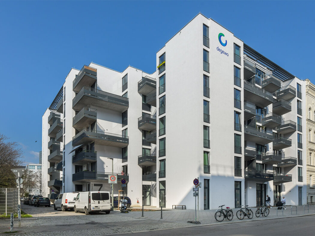 Straßenansicht degewo-Neubau Lützowstraße 7 mit degewo-Logo an Fassade.