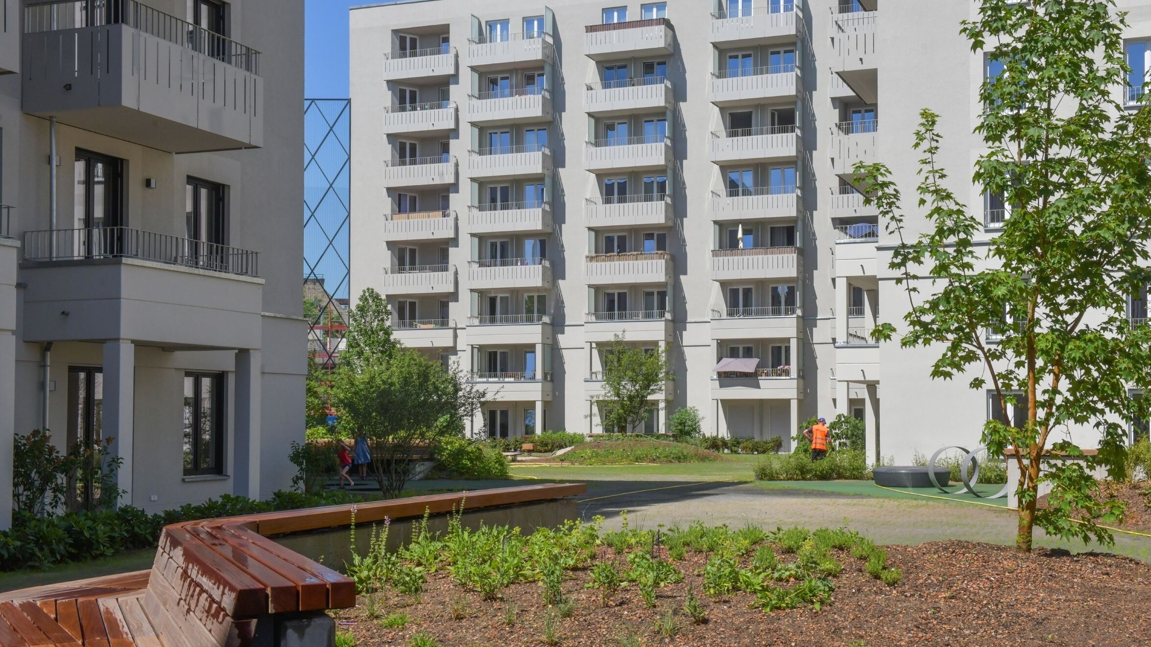 Außenansicht degewo-Neubau Klara-Franke-Straße 1 bis 7: Hofseite mit Grünfläche im Vordergrund.