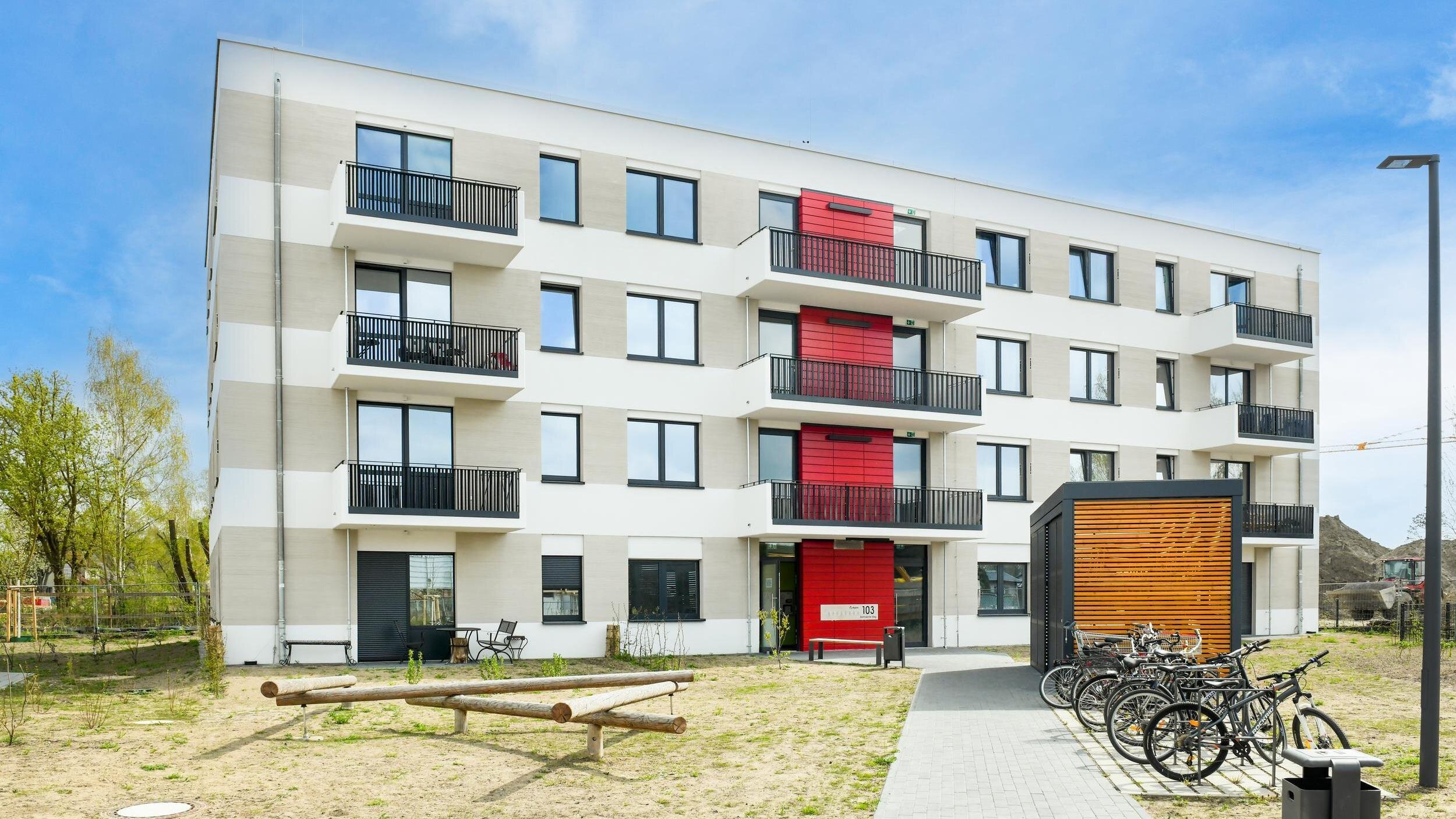 Gebäudeansicht Bohnsdorfer Weg mit Fahrradstellplätzen davor