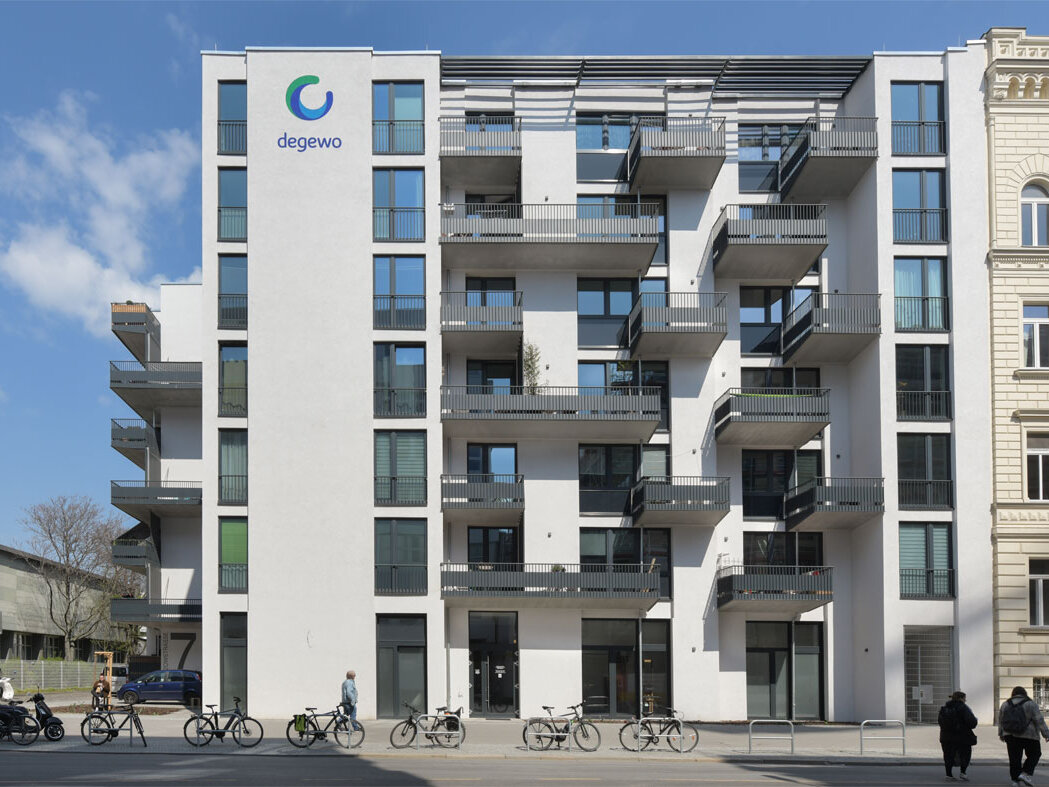 Außenansicht degewo-Neubau Lützowstraße 7 mit degewo-Logo an Fassade.