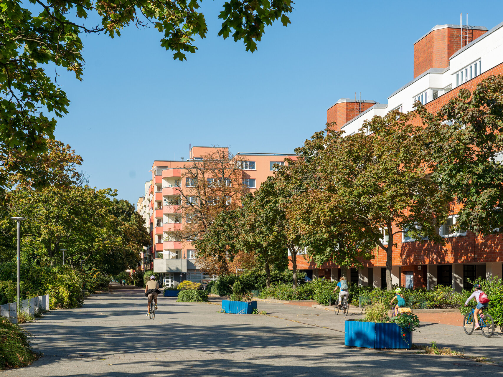 Panorama des Vinetaplatzes im Brunnenviertel. Im Hintergrund sind Häuser zu sehen.