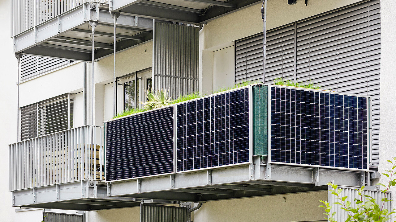 Photovoltaikanlage an einem Balkon