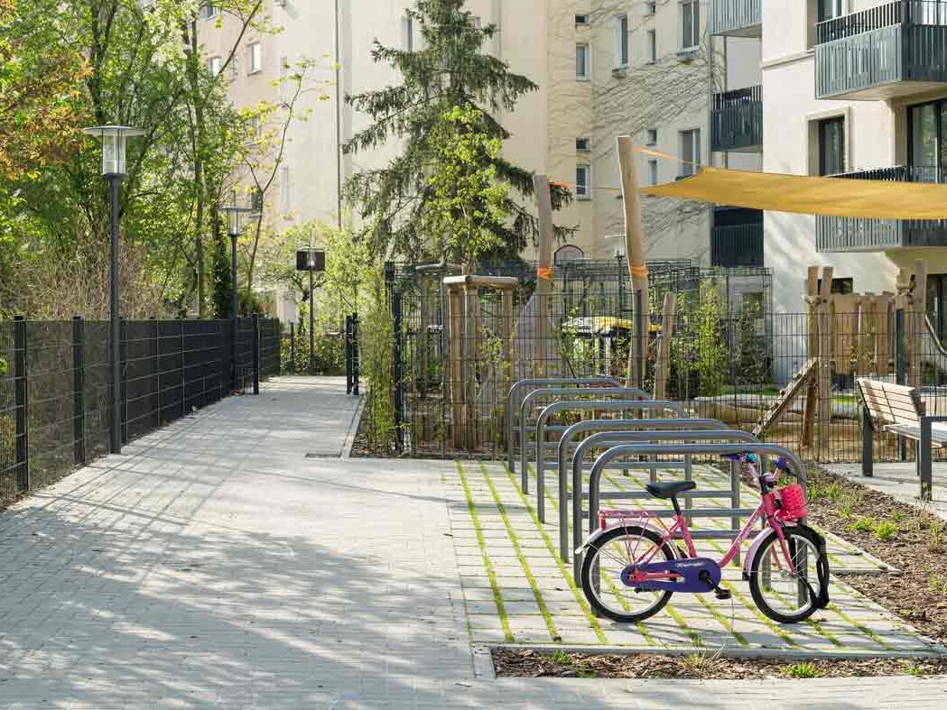 degewo Neubau Reichsstraße Hinterhof mit Fahrradstellplatz