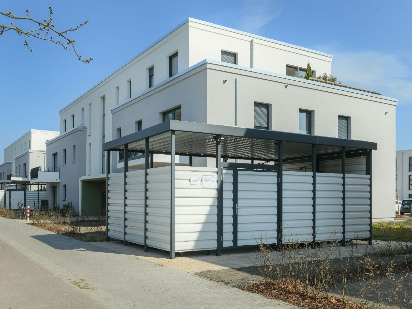 Außenansicht degewo-Neubau Bohnsdorfer Weg 127 bis 131 Knospengrund 27 bis 33 mit Straße im Vordergrund.