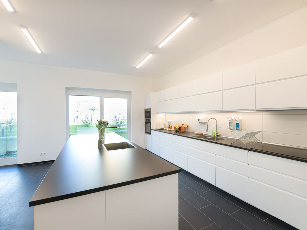 Innenansicht degewo-Neubau Venusstraße 28: beleuchtete Küche.