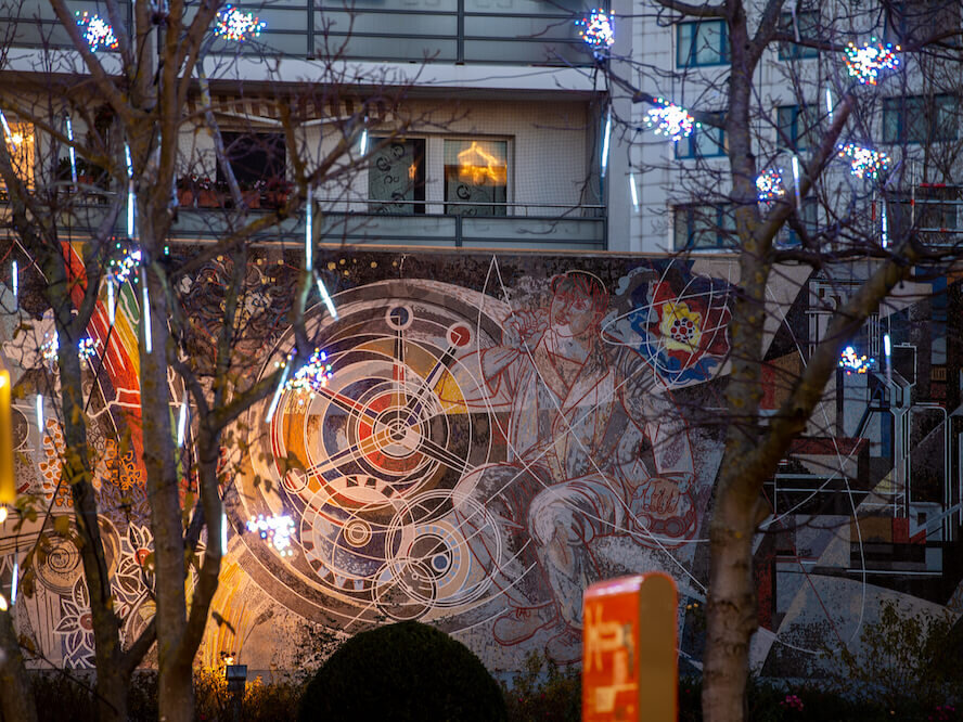 Buntes Wandbild an Mauer