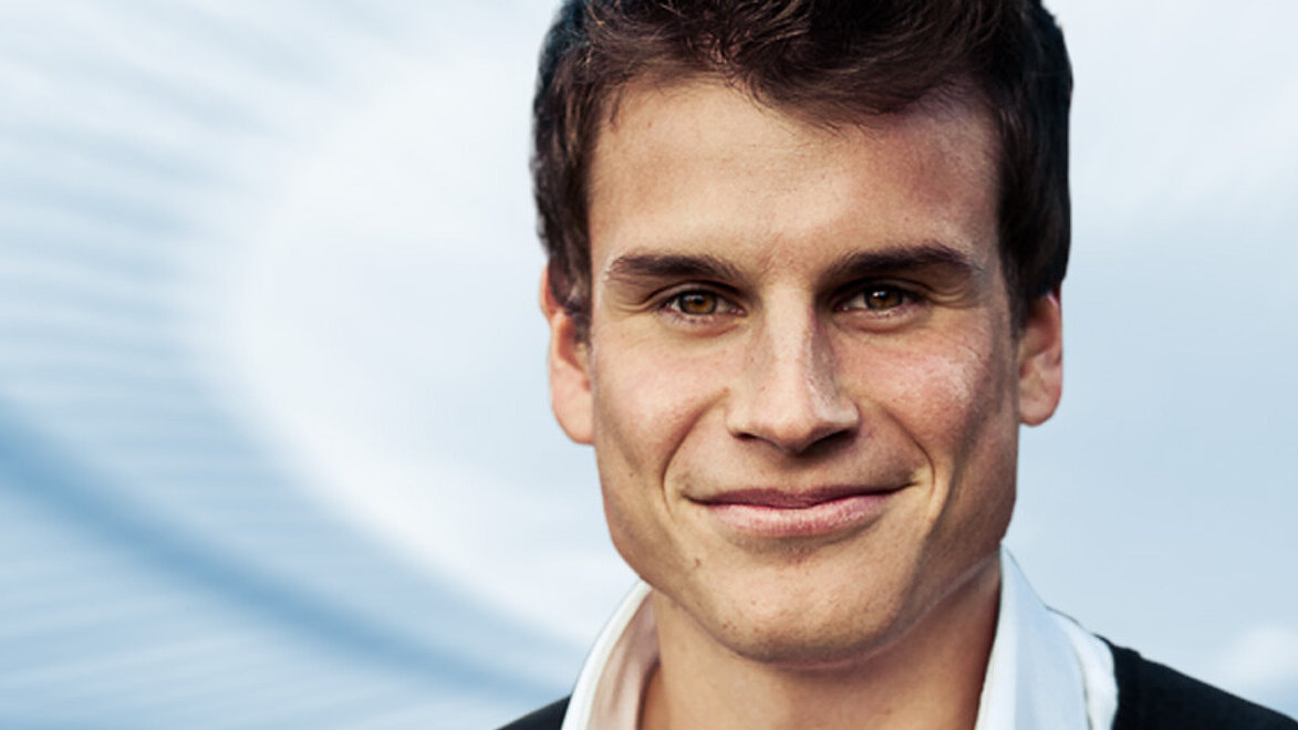 Mann schaut in Kamera