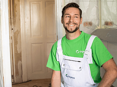 Ein Handwerker der degewo steht in Wohnung, die saniert wird.