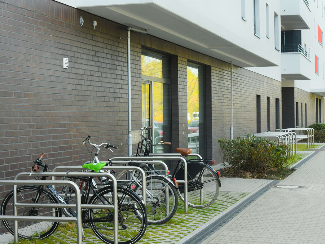 Außenansicht degewo-Neubau An der Wuhlheide 112 bis 116: Eingangsbereiche mit Fahrradständern.